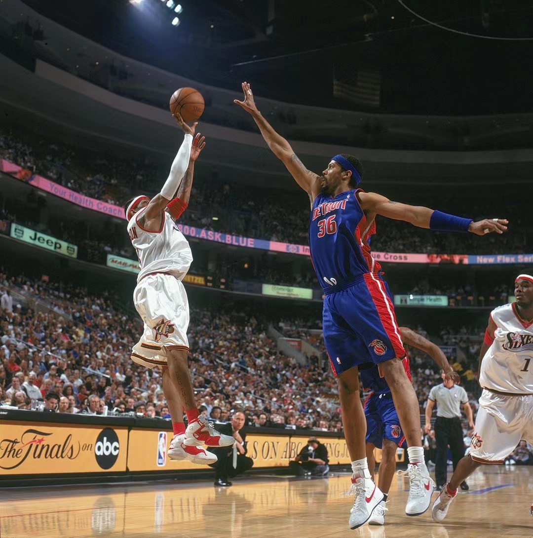 门将精彩救险，引领球队渡过危机（门将神扑救主，带队化险为夷）