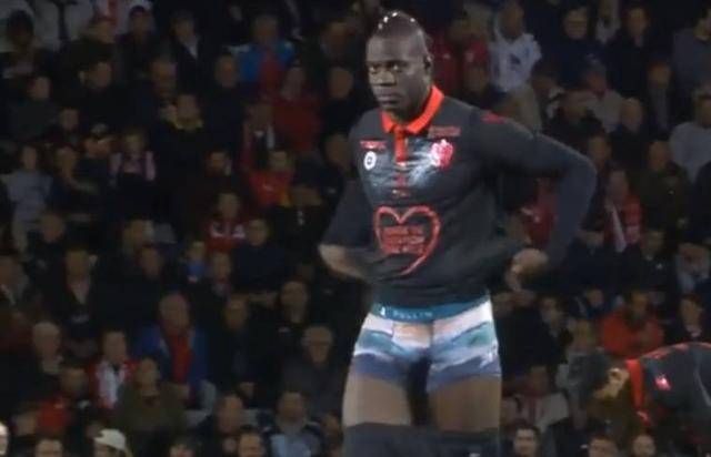 卡尔：我一直在提高右脚技术，能在17岁欧冠进球意义重大（卡尔：专注提升右脚能力，17岁欧冠破门意义非凡）