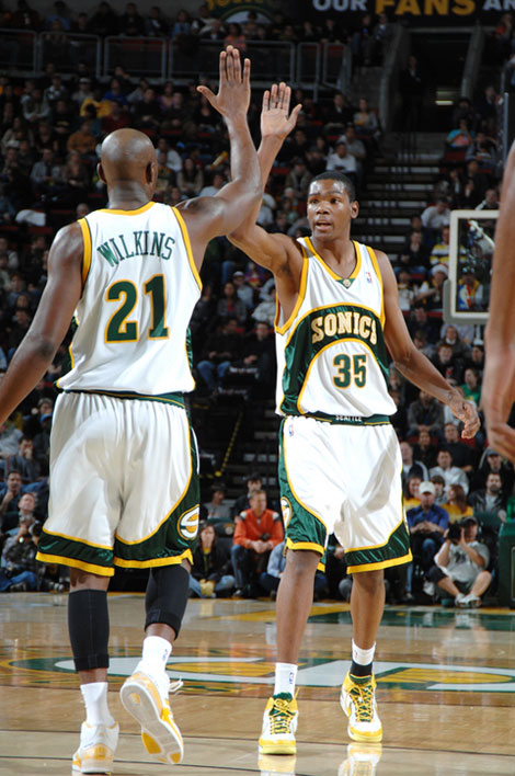 在对阵马竞的比赛中，巴萨球迷打出横幅表达对阿劳霍的支持（对阵马竞，巴萨球迷举横幅力挺阿劳霍）