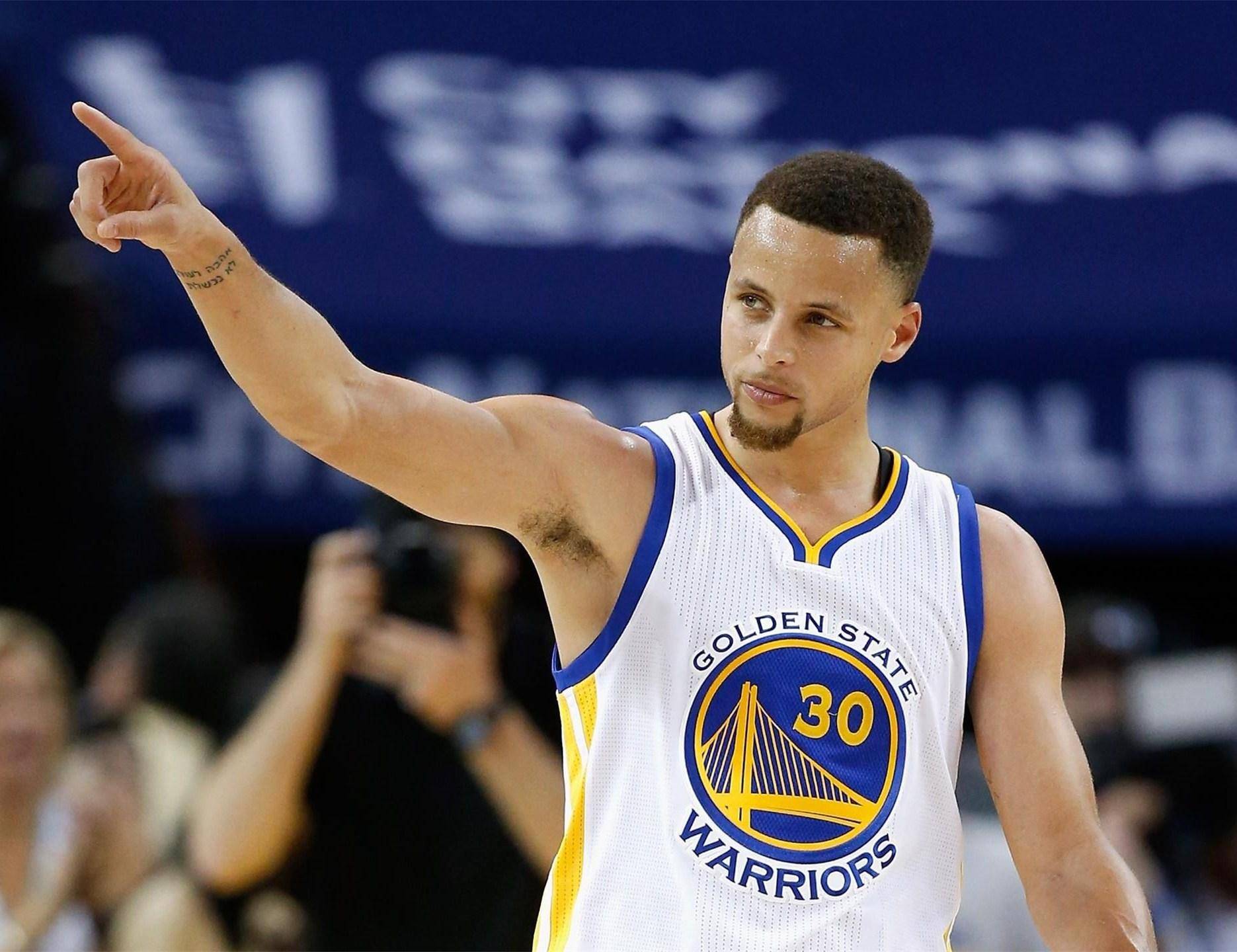 掘金约基奇三双末节爆发（约基奇砍下三双 末节发威助掘金）