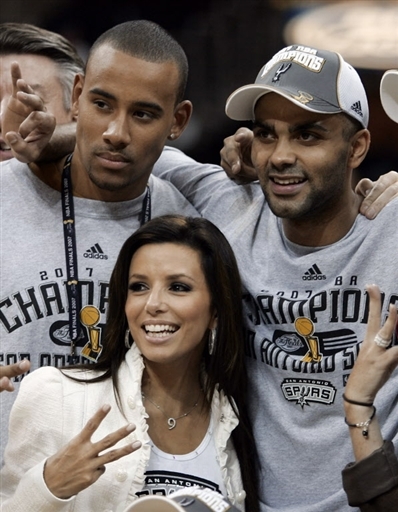 记者：对阵塞尔塔前阿隆索给全队放假两天，这让管理层不解（记者称阿隆索战塞尔塔前给全队放两天假，管理层难以理解）