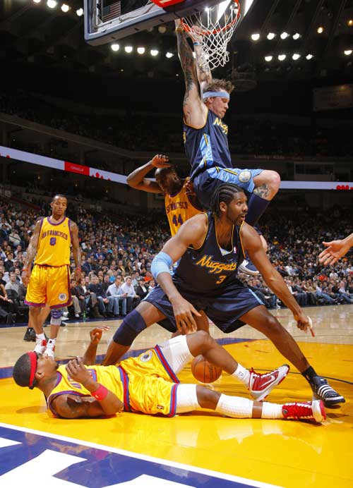 日本队2026年世界杯球衣：深蓝色底色+浅蓝色波浪状图案（日本队2026世界杯新球衣：深蓝主色，浅蓝波浪纹点缀）