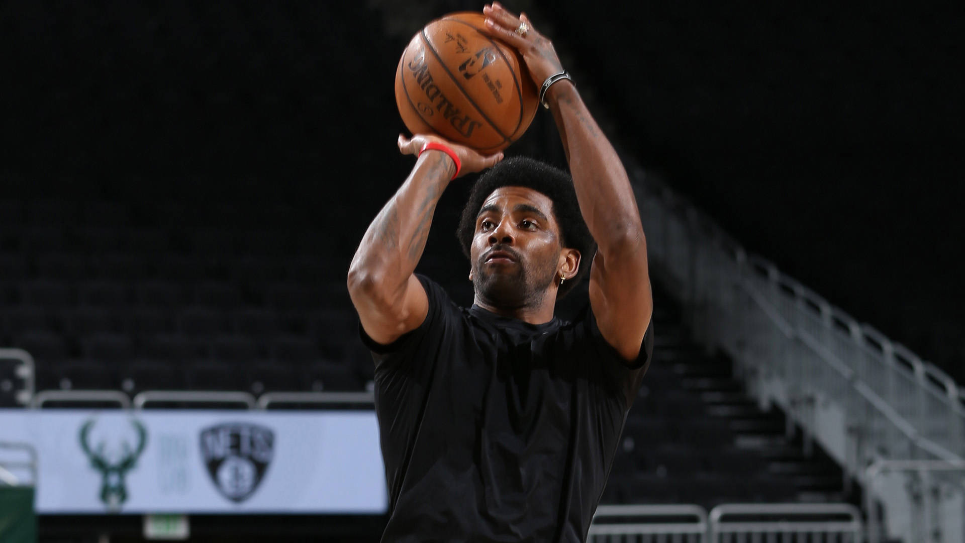 莱奥：阿莱格里对我没有太多具体要求，只是让我保持自由发挥（莱奥：阿莱格里没有过多具体要求，更鼓励我自由发挥）